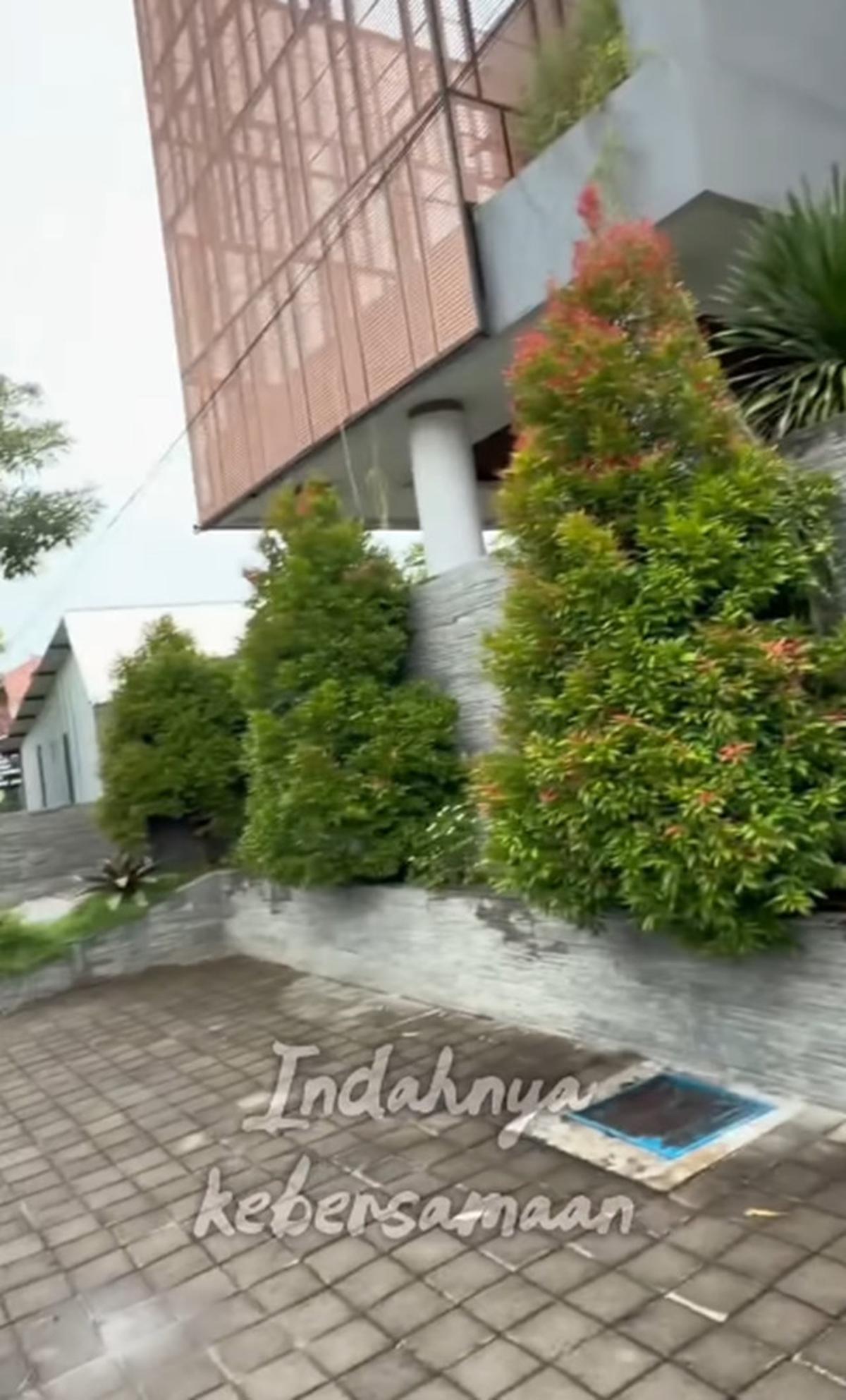 7 Potret Tampilan Depan Rumah Denny Caknan di Ngawi, Kombinasi Batu Alam dan Tanaman