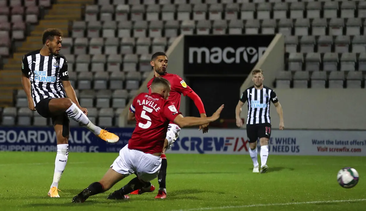 Pemain Newcastle United Joelinton (kiri) mencetak gol ke gawang Morecambe pada pertandingan Piala Liga Inggris di The Globe Arena, Morecambe, Inggris, Rabu (23/9/2020). Newcastle United mengalahkan Morecambe dengan skor 7-0. (Martin Rickett/Pool Photo via AP)