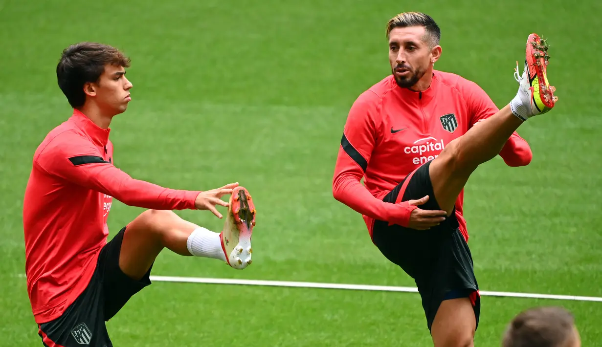 Gelandang Atletico Madrid, Joao Felix (kiri) dan Hector Herrera menghadiri sesi latihan di stadion Wanda Metropolitano di Madrid, Selasa (14/9/2021). Atletico Madrid akan menjamu FC Porto di laga pembuka fase Grup B Liga Champions 2021-2022 pada Kamis dini hari, 16 September. (GABRIEL BOUYS/AFP)