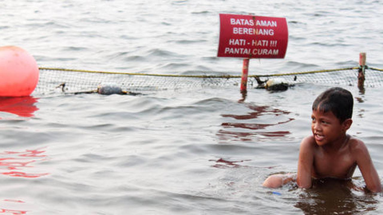 Saat liburan ke pantai, hindari 6 kebiasaan merusak mata ini