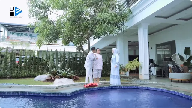 6 Potret Halaman Rumah Irish Bella, Kolam Renang Jadi Spot Favorit Anak-anak