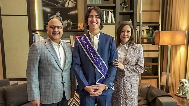 Wujudkan Impian Bunda, Ini 6 Momen Kelulusan El Rumi dari University of Westminster