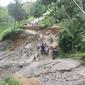 Jalan yang longsor di Banjarnegara yang membuat 5 desa terisolasi (Liputan6.com/Idhad Zakaria)