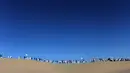 Peserta mengikuti kelas yoga yang digelar di gurun Samalayuca, negara bagian Chihuahua, Meksiko, 28 April 2018. Ratusan penggemar yoga mengikuti latihan bersama di bawah terik matahari dan beralaskan pasir. (AFP PHOTO / HERIKA MARTINEZ)