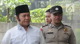 Bupati Lampung Selatan Zainudin Hasan (kemeja putih) terjaring OTT dikawal petugas tiba di gedung KPK, Jakarta, Jumat (27/7). Zainudin Hasan akan menjalani pemeriksaan 1x24 jam diduga menerima suap terkait proyek infrastruktur. (Merdeka.com/Dwi Narwoko)