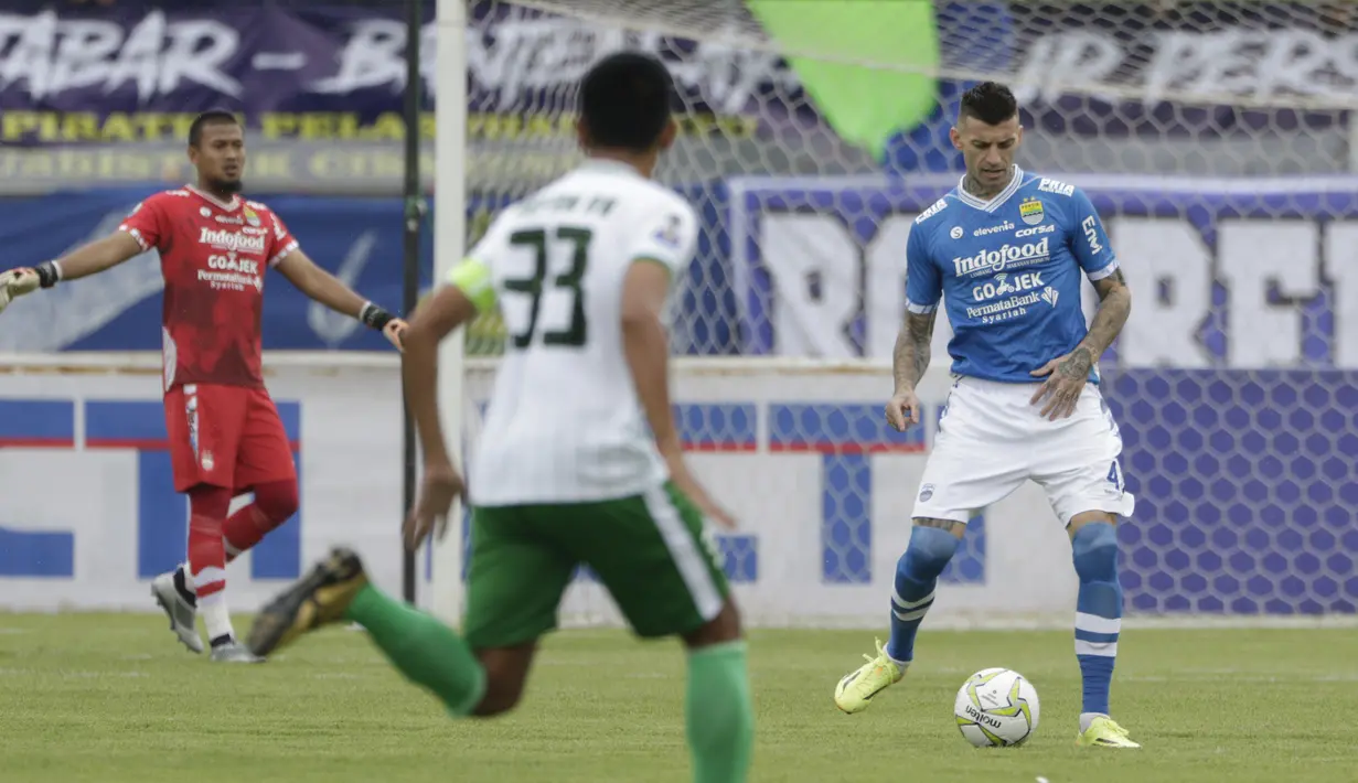 Bek Persib Bandung, Bojan Malisic, menendang bola saat melawan Persiwa Wamena pada laga Piala Indonesia di Stadion Si Jalak Harupat, Bandung, Senin (11/2). Persib menang 7-0 atas Persiwa. (Bola.com/M Iqbal Ichsan)