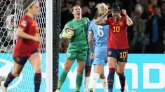 Timnas Spanyol sukses menjuarai Piala Dunia Wanita 2023 setelah menang tipis 1-0 atas Inggris pada laga final di Australia Stadium, Sydney, Minggu (20/8/2023) malam waktu setempat. Selain pencetak gol tunggal kemenangan, Olga Carmona, pemain lain yang mencuri perhatian usai laga final tersebut adalah Jennifer Hermoso. Selain gagal mengeksekusi penalti ke gawang Inggris, pemain bernomor punggung 10 tersebut juga kedapatan mendapatkan ciuman bibir dari Presiden Federasi Sepak Bola Spanyol, Luis Rubiales saat prosesi pengalungan medali. (AP Photo/Abbie Parr)