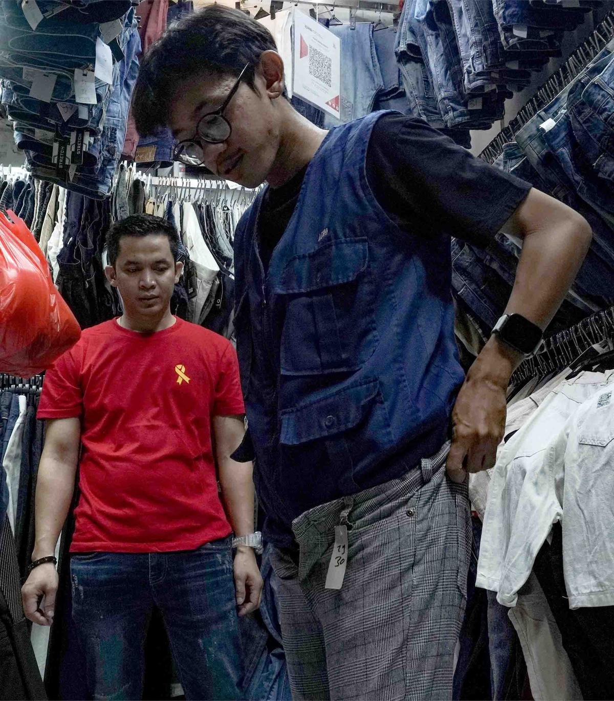 FOTO: Larangan Impor Pakaian Bekas Ilegal,  Pemerintah Dorong Pedagang Thrifting Beralih ke Produk Lokal
