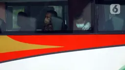 Calon pemudik saat berada di dalam bus di area Terminal Kampung Rambutan Jakarta, Senin (30/3/2020). Pemerintah sedang menyiapkan peraturan terkait mudik lebaran 2020 untuk mengurangi mobilitas penduduk dalam upaya pencegahan penyebaran virus Corona COVID-19. (Liputan6.com/Helmi Fithriansyah)Calon