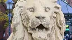 Wisatawan mengunjungi patung singa raksasa dari lego, replika salah satu patung singa dari jembatan tertua Hungaria - Chain Bridge - di Budapest pada 28 Oktober 2022. Patung yang dibuat dengan skala 1:1 itu berukuran panjang 5,80 meter, lebar 1,70 meter, tinggi 2,45 meter dan berat 1,3 ton. (ATTILA KISBENEDEK / AFP)