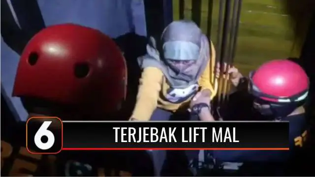 Terdapat tujuh orang pengunjung sebuah pusat perbelanjaan di Bekasi, Jawa Barat, terjebak di dalam lift pada Sabtu (16/10) malam. Setelah setengah jam, mereka akhirnya berhasil dievakuasi petugas menggunakan tangga melalui bagian atap lift.