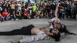 Orang-orang melakukan protes baru terhadap pemerintah Presiden Kolombia Ivan Duque, di Medellin, Kolombia (26/5/2021).  Secara resmi, 43 orang tewas dalam bentrokan sejak protes dimulai, awalnya menentang usulan pajak reformasi yang telah ditarik. (AFP/Joaquin Sarmiento)