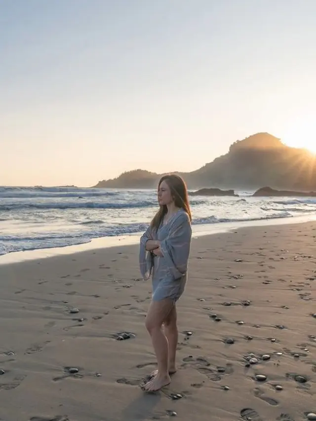 Wulan Guritno di pantai (Instagram/wulanguritno)