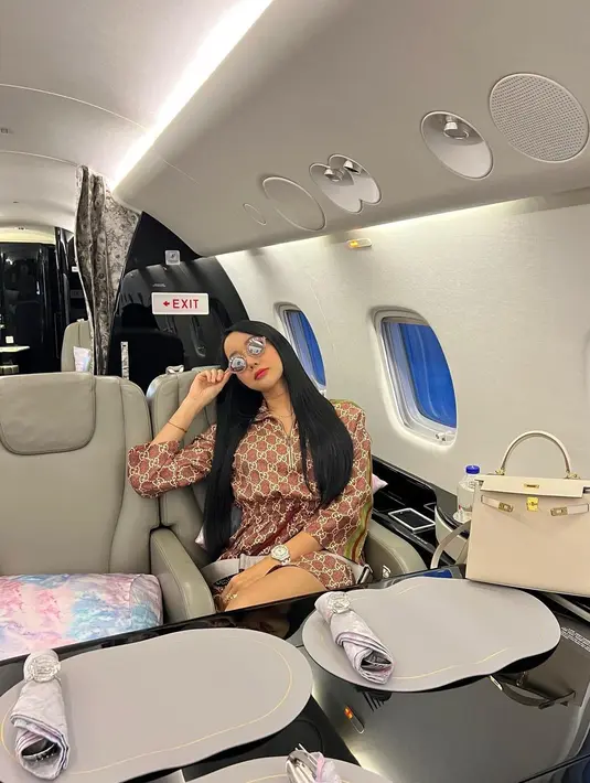 Tak heran jika setiap potretnya, Lucinta Luna mengenakan berbagai OOTD yang tak ketinggalan kece. Seperti momen dirinya saat berada di dalam pesawat mewah ini. (Liputan6.com/IG/@lucintaluna_manjalita).