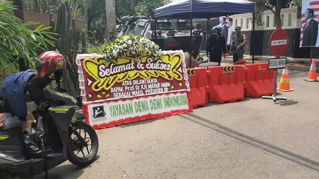 Karangan bunga di kediaman Wakil Presiden terpilih Ma'ruf Amin di Jalan Situbondo, Menteng, Minggu (20/10/2019). (Liputan6.com/ Yopi Makdori).