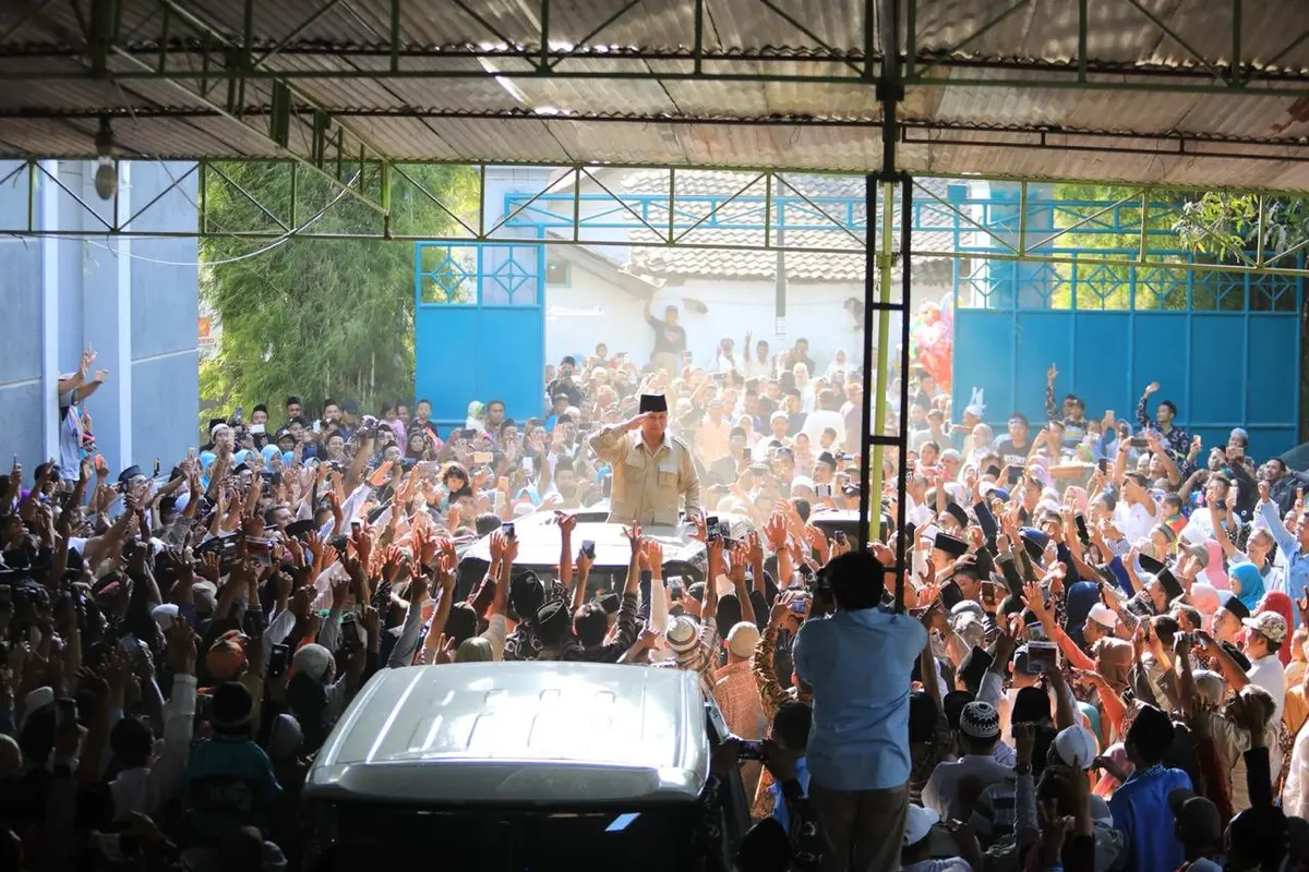 Calon wakil presiden Prabowo Subianto, mendapat sambutan hangat pasukan Baser NU dan ribuan santri Pondok Pesantren Attayhidiyah, saat mendatangi Tegal, Jawa Tengah.