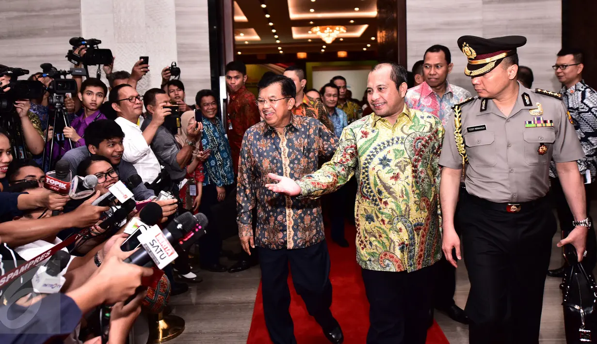 Wakil Presiden Jusuf Kalla (kiri) bersama Menteri Desa, Pembangunan Daerah Tertinggal dan Transmigrasi Marwan Jafar (tengah) saat Rapat Koordinasi Nasional (Rakornas) di Jakarta, (22/2). (Sigit Purwanto/Humas Kemendes PDTT)