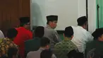 Capres nomor urut dua Joko Widodo saat menunaikan salat tarawih di Masjid An-Naajah, Cilegon, Selasa (1/7/14). (Liputan6.com/Andrian M Tunay)