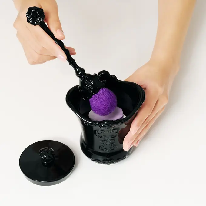 Unik, Anna Sui Hadirkan Bedak Bentuk Kelopak Mawar yang Jadi Finishing Touch untuk Tampil Glowing dan Flawless