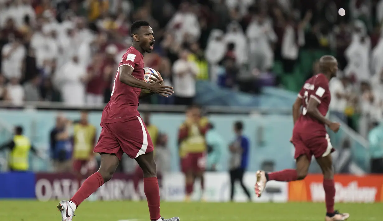 Penyerang Qatar, Mohammed Muntari berselebrasi setelah mencetak gol ke gawang Senegal pada pertandingan grup A Piala Dunia 2022 di Stadion Al Thumama di Doha, Qatar, Jumat (25/11/2022). Sementara Qatar harus gigit jari lantaran hampir dipastikan gagal lolos ke fase gugur.  (AP Photo/Hassan Ammar)