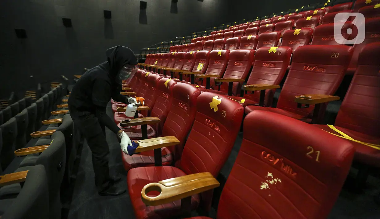 Petugas membersihkan jejeran kursi Studio 1 CGV Blitz Bella Terra, Pulomas, Jakarta, Rabu (10/2/2021). Sementara untuk kategori lebih dari 150 orang harga sewa bioskop bisa mencapai kurang lebih dari Rp 1.750.000. (Liputan6.com/Johan Tallo)