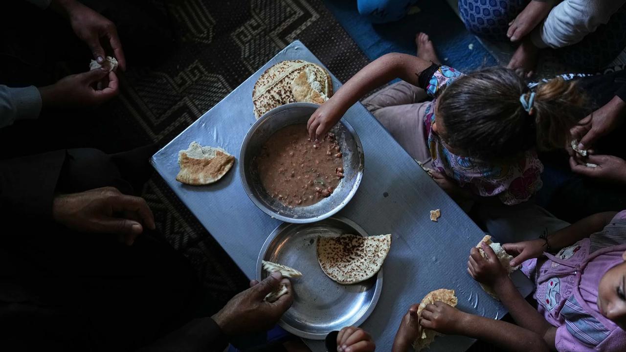 FOTO: Nestapa Iduladha di Gaza,  Warga Tetap Antre Makanan