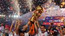 Gelandang Arema Cronus, Raphael Maitimo (kiri) mengangkat piala usai memenangkan laga final Piala Bhayangkara 2016 melawan Persib di Stadion GBK Jakarta, Minggu (3/4/2016). Arema Cronus unggul 2-0 atas Persib. (Liputan6.com/Helmi Fithriansyah)