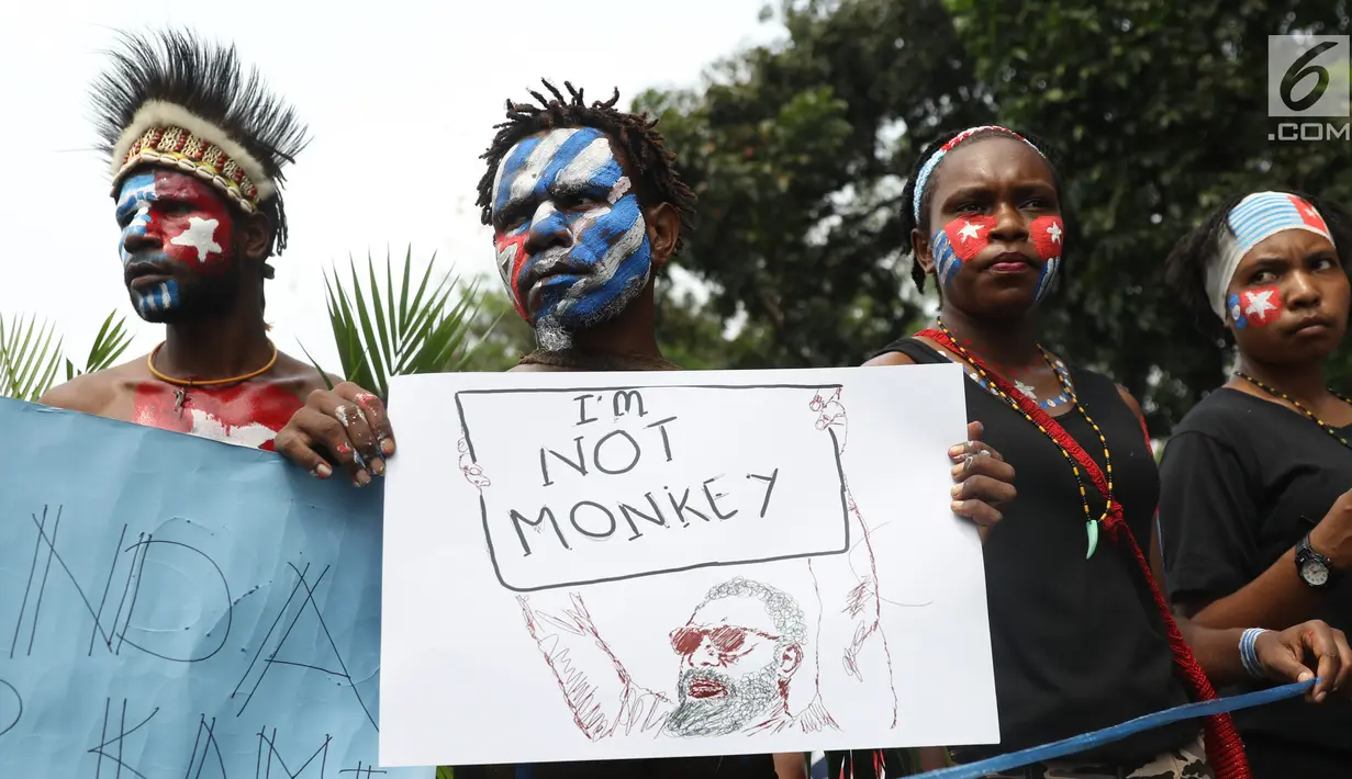 Mahasiswa Papua yang tergabung dalam Aliansi Mahasiswa Anti Rasisme, Kapitalisme, Kolonialisme, dan Militerisme berunjuk rasa di depan Istana Merdeka, Jakarta, Rabu (28/8/2019). Dalam aksinya, mahasiswa juga menyinggung soal aksi rasialisme yang terjadi di Surabaya. (Liputan6.com/Angga Yuniar)