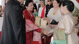 Any Yudhoyono dan Presiden ke 6 RI, Susilo Bambang Yudhoyono berjabat tangan dengan Presiden ke 5 RI, Megawati Soekarnoputri jelang Upacara HUT Kemerdakaan RI ke 72 di Istana Merdeka, Kamis (17/8). (Liputan6.com/via Anung Anindhito)