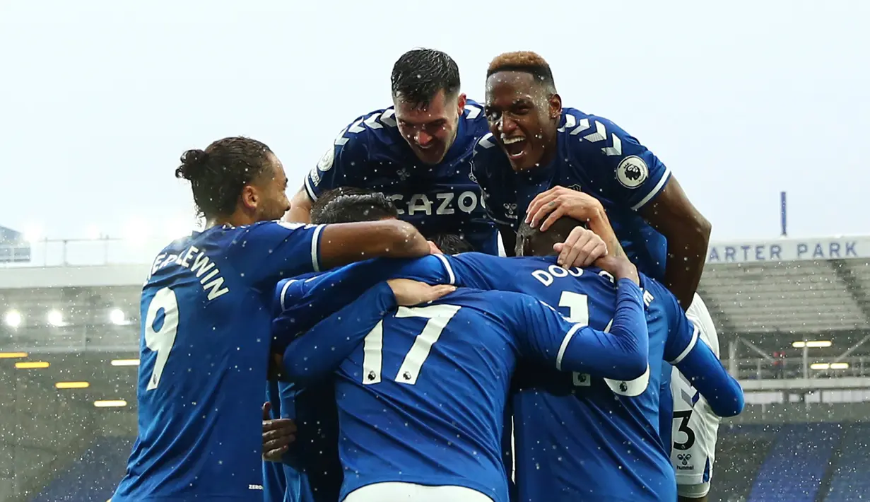 Pemain Everton merayakan gol yang dicetak James Rodriguez ke gawang Brighton pada laga lanjutan Liga Inggris di Stadion Goodison Park, Sabtu (3/10/2020) malam WIB. Everton menang 4-2 atas Brighton. (AFP/Jan Kruger/pool)