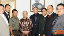 Citizen6, Jakarta: Perwira tersebut adalah Kolonel Laut Ivan Sulivan.Penyerahan tersebut dilakukan di kantor perwakilan Kunshin Ryu di komplek perkantoran Hayam Wuruk, Jakarta Pusat, Rabu (3/8). (Pengirim: Badarudin Bakri)