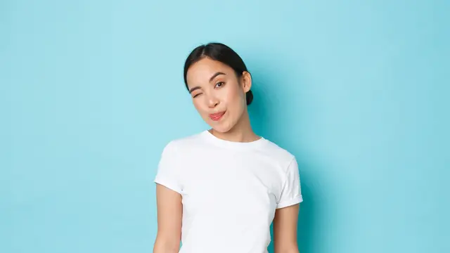 1. Kaos/Blouse Putih