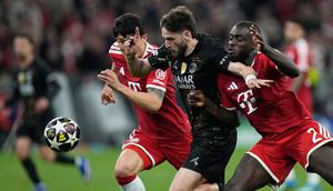 Pemain Bayern Munchen, Dayot Upamecano (kanan), berusaha untuk menghentikan pemain Paris Saint-Germain (PSG), Khvicha Kvaratskhelia, dalam laga leg kedua semifinal Liga Champions 2025/2026 di Allianz Arena, Munchen, Kamis (7/5/2026) dini hari WIB. (AP Photo/Matthias Schrader)