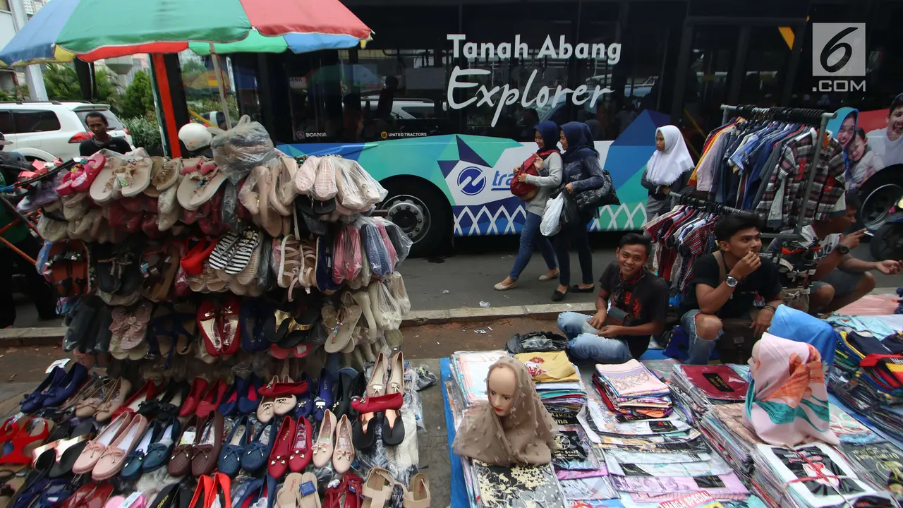 Meski Sudah Difasilitasi Tenda, Masih Banyak PKL yang Berjualan di Trotoar