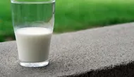 Ilustrasi segelas susu yang bagus untuk gizi. Credits: pexels.com by pixabay