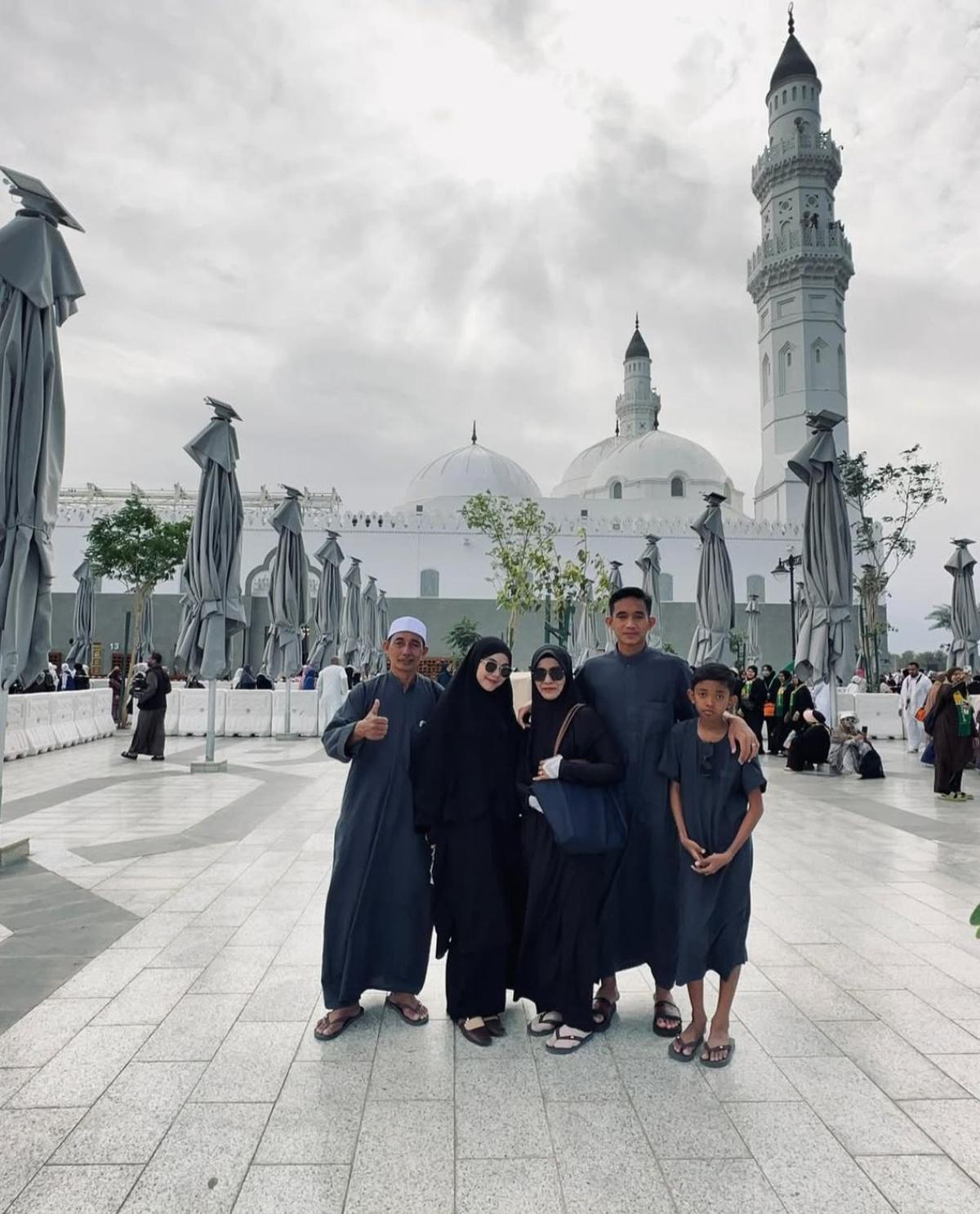 7 Potret Rizky Ridho Bintang Timnas Indonesia Umroh Bareng Keluarga, Ini Momen Spesialnya
