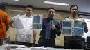 Dir Tipidum Bareskrim Polri Brigjen Pol. Herry Rudolf Nahak (tengah) menunjukan berkas barang bukti dalam rilis penyelundupan manusia di Bareskrim Polri, Jakarta, Rabu (29/3). (Liputan6.com/Faizal Fanani)