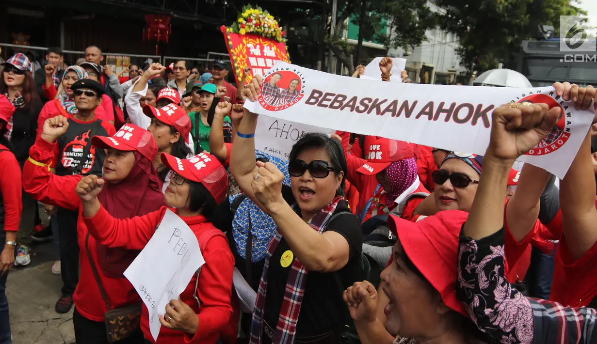 Massa pro Basuki Tjahaja Purnama atau Ahok yang tergabung dalam Komunitas Bangsa Bersatu melakukan aksi di depan PN Jakarta Utara, Senin (26/2). Mereka mendukung peninjauan kembali (PK) yang diajukan oleh Ahok. (Liputan6.com/Arya Manggala)