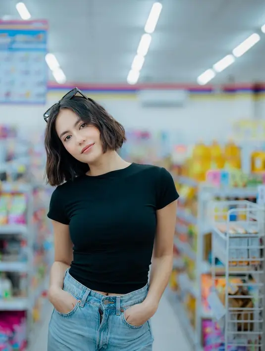 Tapi jangan lupakan penampilan luar biasa Pevita Pearce. Di sebuah mini market, Pevita berpose mengenakan kaus lengan pendek berwarna hitam, dipadu padankan dengan celana jeans. Rambut pendeknya yang ditata bergelombang diberi pemanis berupa sunglasses yang diletakkan di atas kepala. [Foto: Instagram/pevpearce]