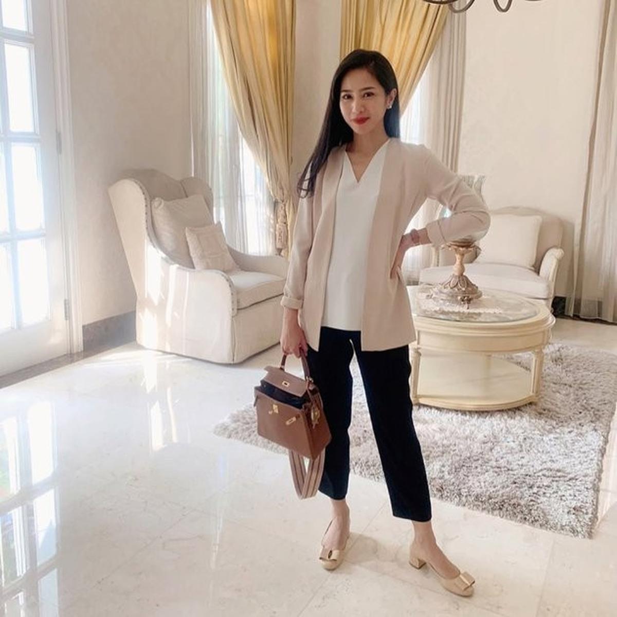 Foto-foto yang Bunga Zainal unggah di media sosial tidak dimaksudkan untuk memamerkan kebesaran dan kemegahan rumahnya.