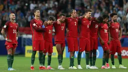 Bintang Portugal, Cristiano Ronaldo, bersama rekan-rekannya terdiam usai negaranya tersingkir dari semifinal Piala Konfederasi di Kazan Arena, Kazan, Rabu (28/6/2017). Portugal kalah adu penalti 0-3 dari Cile. (EPA/Mario Cruz)