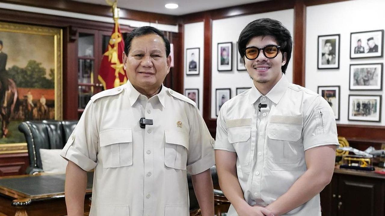Di sela obrolannya, Atta meminta Prabowo untuk memberikan pesan semangat kepada para anak muda.