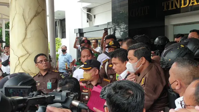 Ferdy Sambo dan Putri Candrawathi dibawa ke Kejaksaan Agung (Kejagung) untuk proses pelimpahan Tahap II atau penyerahan barang bukti dan tersangka kasus kematian Brigadir J (Liputan6.com/Nanda Perdana Putra)