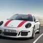 Porsche 911 R jelmaan dari 911 GT3 RS, mobil ini memiliki bobot lebih ringan, stylish da tetap mempertahankan kesan mobil manual. Mobil ini hanya djiual sebanyak 991 unit. (Carbuzz)