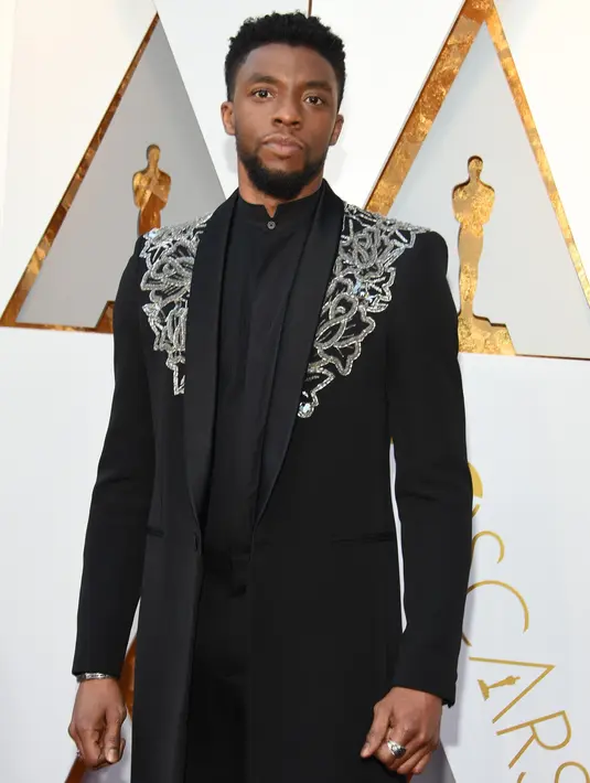 Aktor Chadwick Boseman berpose saat menghadiri Academy Awards ke-90 di Hollywood, California (4/3). Chadwick Boseman hadir mengenakan jas bertema Black Panther pada perhelatan Academy Awards atau Oscar 2018 tersebut. (AFP Photo / Valerie Macon)