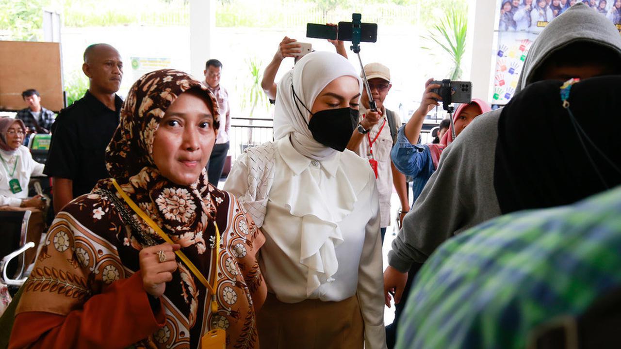 Potret Cantik Irish Bella yang Pilih Bungkam Saat Hadiri Sidang Perceraiannya dengan Ammar Zoni