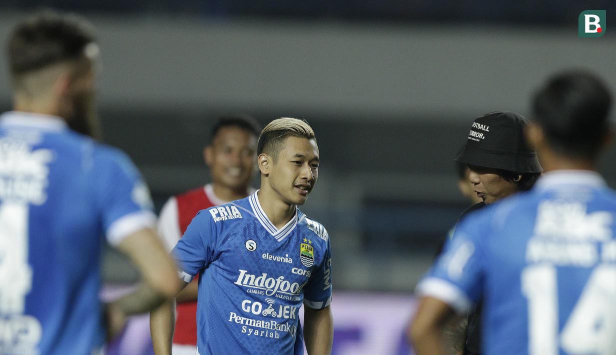 Pesilat peraih emas Asian Games, Hanifan Yudani Kusumah, memimpin viking clap usai Persib Bandung mengalahkan Arema FC pada laga Liga 1 di Stadion GBLA, Jawa Barat, Kamis (13/9/2018). Persib menang 2-0 atas Arema FC. (Bola.com/M Iqbal Ichsan)