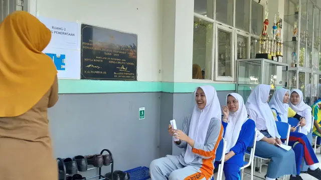 Para siswa SMA 6 Tangsel antre pemeriksaan CKG Sekolah pada Senin, 4 Agustus 2025.