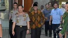 Ketua KPK Agus Rahardjo dan Kapolri Jenderal Tito Karnavian bersiap memberikan keterangan pers di Mabes Polri, Jakarta, Kamis (6/7). Pimpinan KPK menyambangi Mabes Polri dalam rangka silaturahmi antar lembaga penegak hukum. (Liputan6.com/Helmi Afandi)