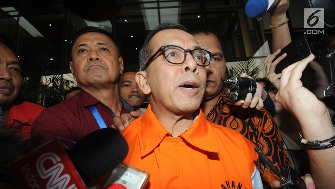 Mantan Dirut PT Garuda Indonesia, Emirsyah Satar memakai rompi tahanan memberikan keterangan usai pemeriksaan penyidik di Gedung KPK, Jakarta, Rabu (7/8/2019). (merdeka.com/Dwi Narwoko)